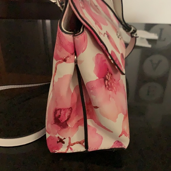 Guess Floral crossbody bag - Picture 10 of 14